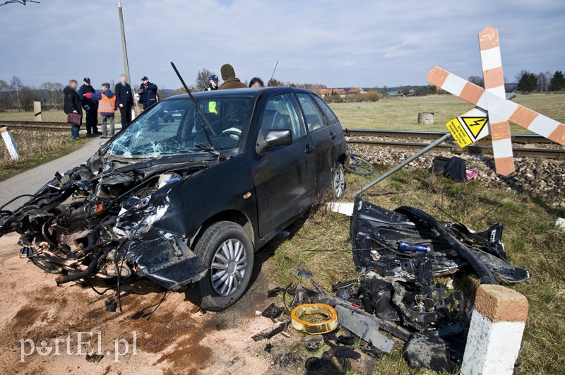  Pociąg uderzył w auto osobowe