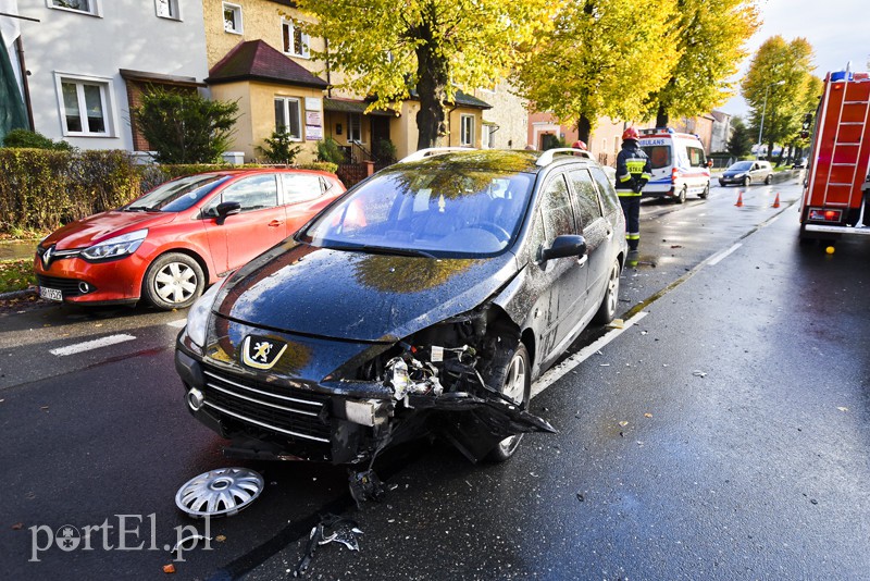 Groźne zderzenie fiata z peugeotem na Grottgera