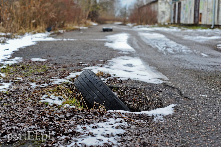 O śmieciach między drogą a rzeką