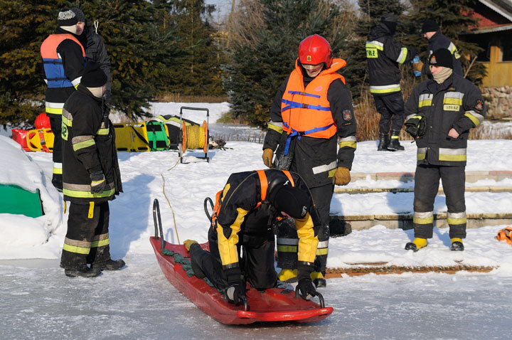 Strażackie ćwiczenia ratownictwa lodowego