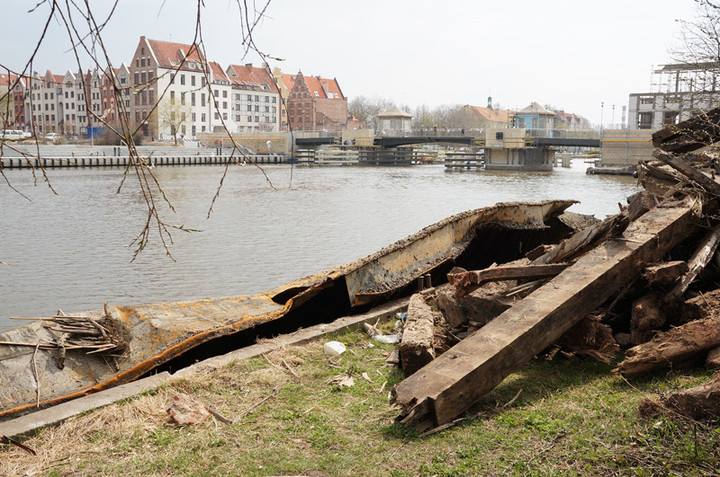Wyłowiona barka przy brzegu