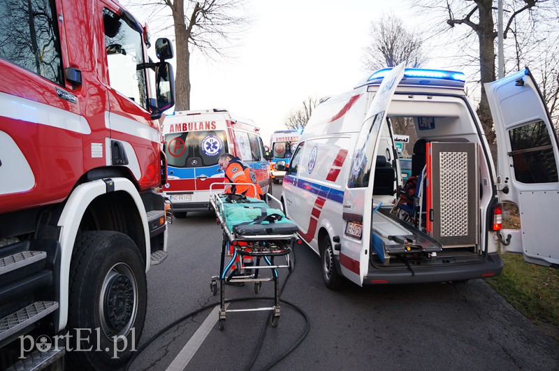 Czołowe zderzenie w Dąbrowie. Siedem osób rannych