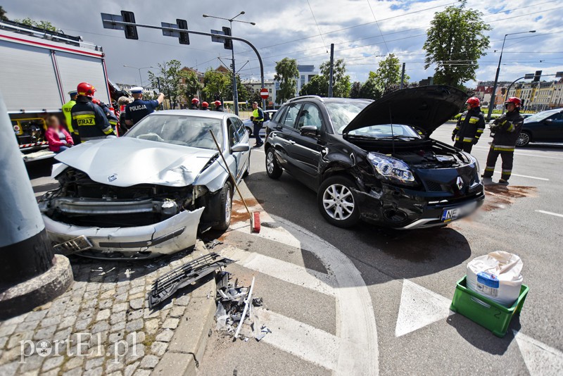 Kolizja dwóch renault przy szkole muzycznej