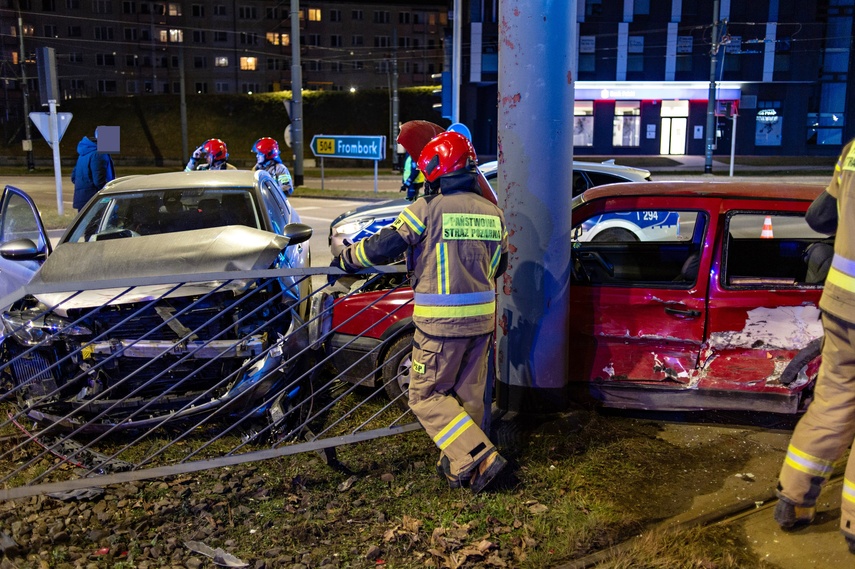 Nocna kolizja na skrzyżowaniu