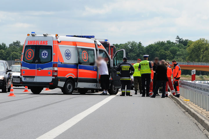 Kolizja trzech pojazdów na siódemce