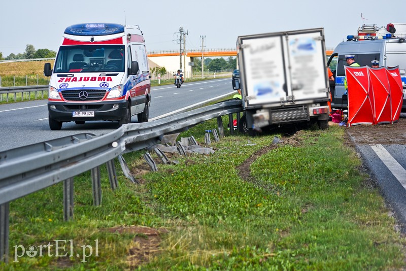 Wypadek na S7. Auto dostawcze uderzyło w barierki