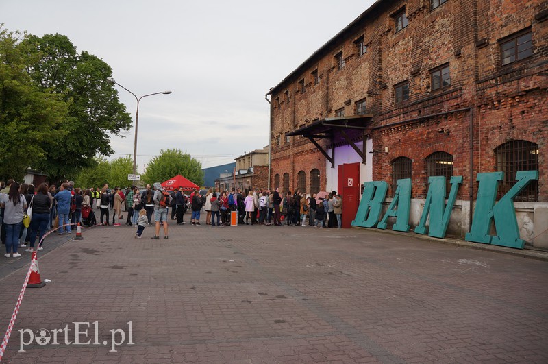 Kina nie ma, neon świeci