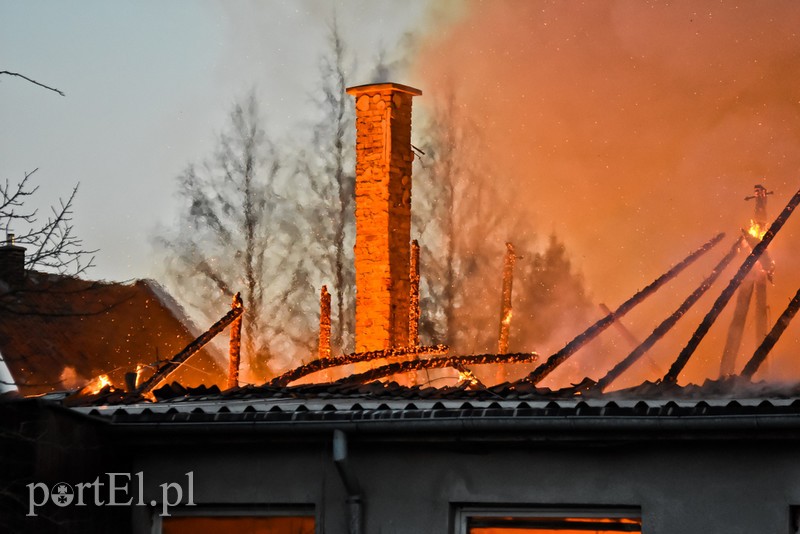 Pali się stolarnia w Dąbrowie, z ogniem walczy około 30 strażaków.