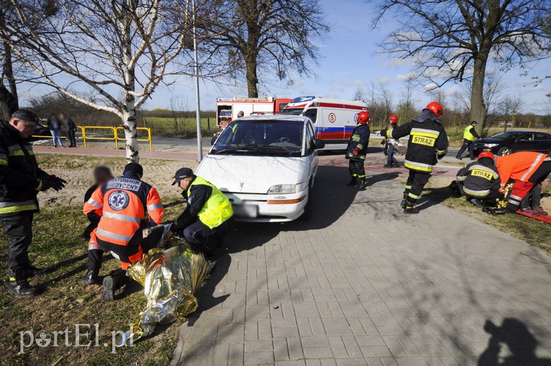  Mazdą uderzył w drzewo. Auto spłonęło