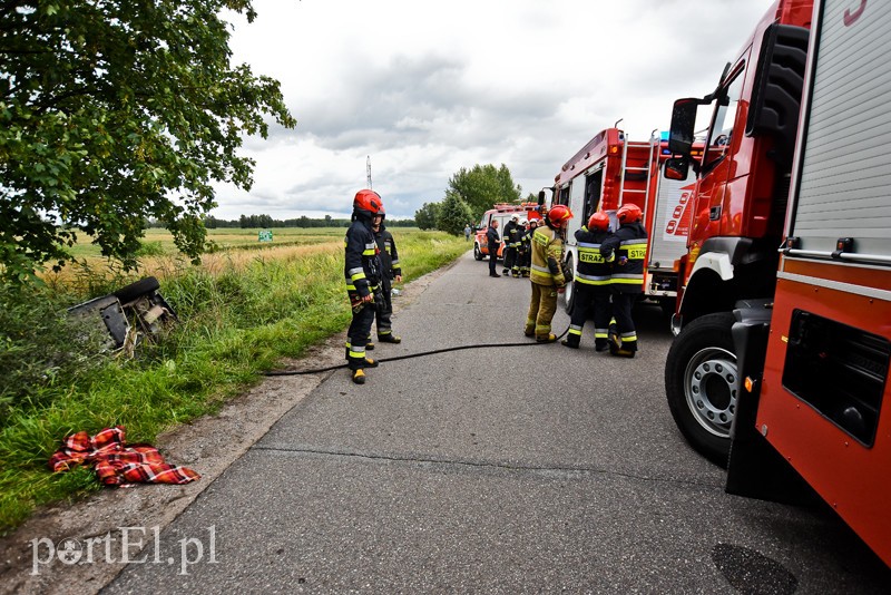 Wypadek w Jegłowniku, 2 mężczyzn trafiło do szpitala