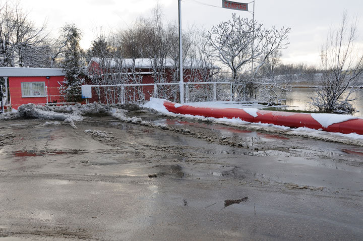 Woda wciąż wysoka ale opada