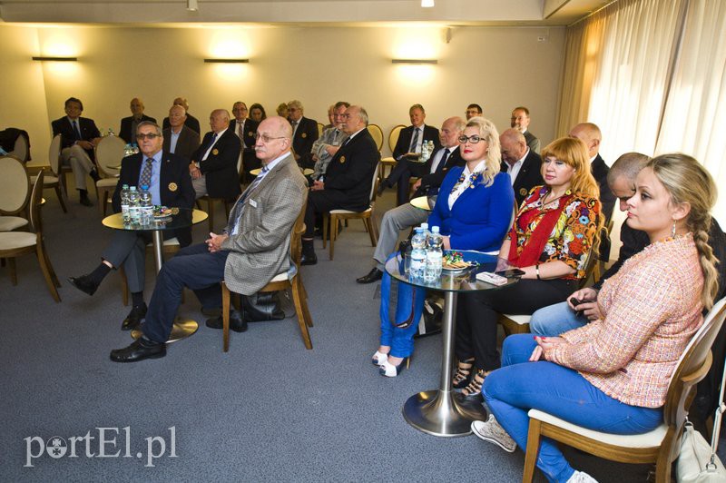  Rotarianie z pomocą małej Angelice