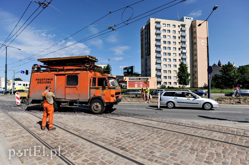 Paraliż na torach, koparka uszkodziła trakcję tramwajową