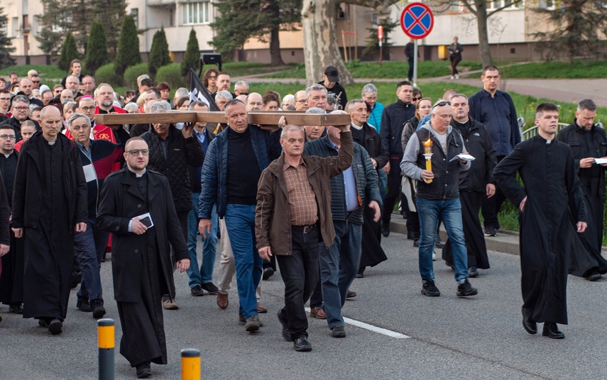 Ponieśli krzyż ulicami Elbląga