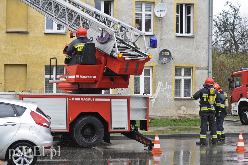 Ogień w mieszkaniu, lokator poparzony