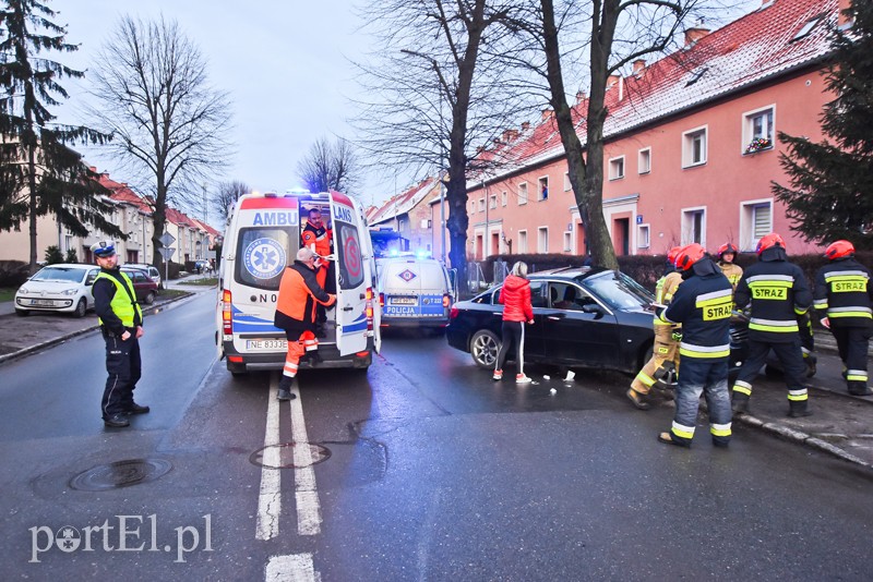 Uderzył w drzewo na ul. Grottgera