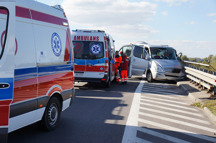 Zderzenie busa z ciężarówką