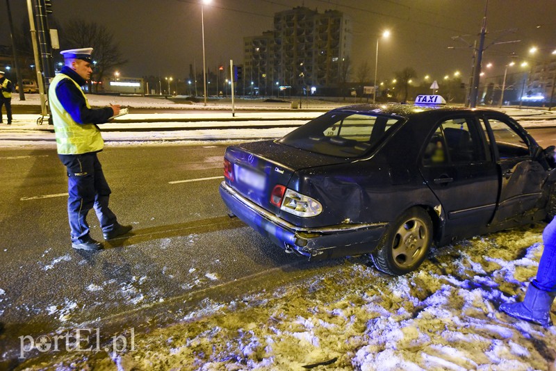 Zderzenie mercedesa z renault, jedna osoba w szpitalu