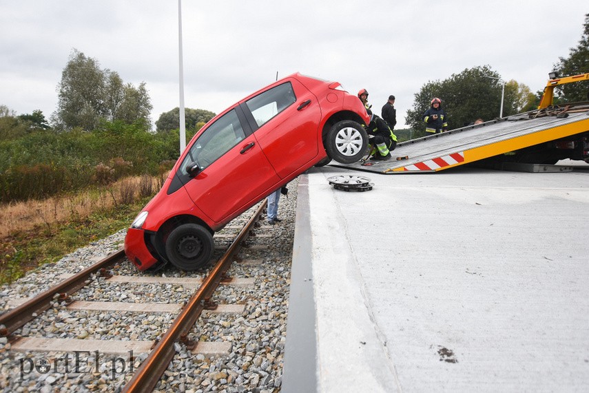 71-latek zepchnął toyotę z rampy kolejowej