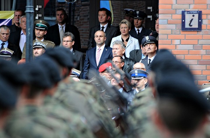 Z hukiem i musztrą paradną