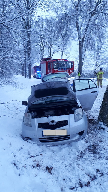 Toyotą uderzył w drzewo