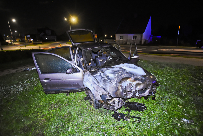 Po uderzeniu w lampę, auto stanęło w płomieniach. Kierowca uciekł