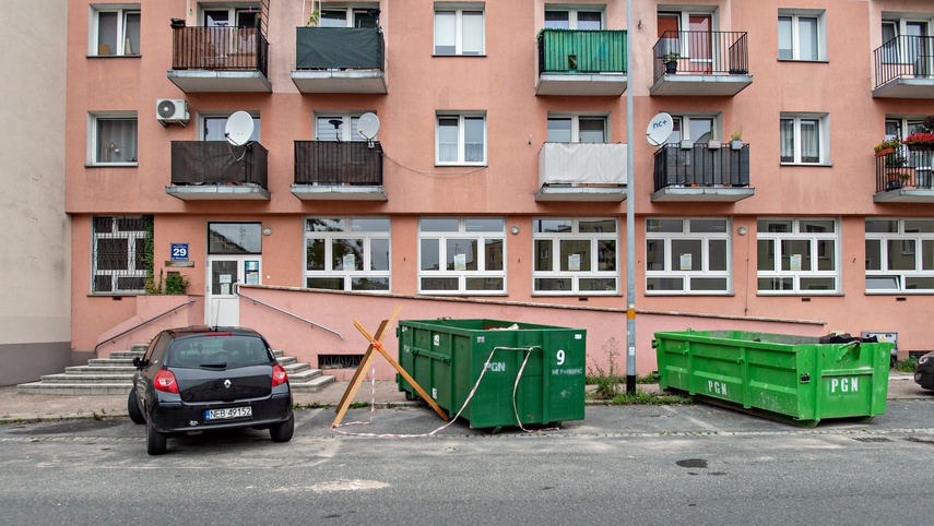 „Śmierdzi tak, że okna nie można otworzyć”
