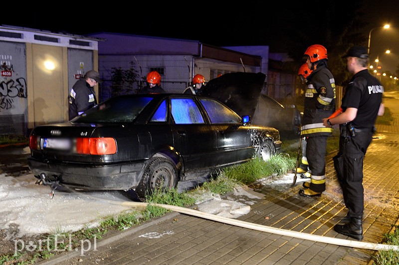 Stawidłowa: pożar dwóch samochodów