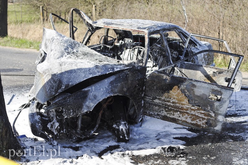  Mazdą uderzył w drzewo. Auto spłonęło