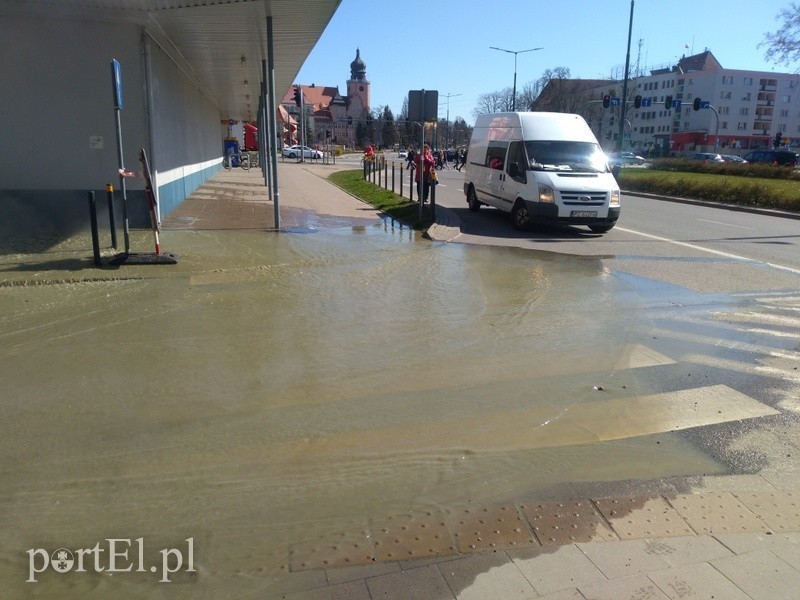 Awaria rury z ciepłą wodą przy ul. Winnej