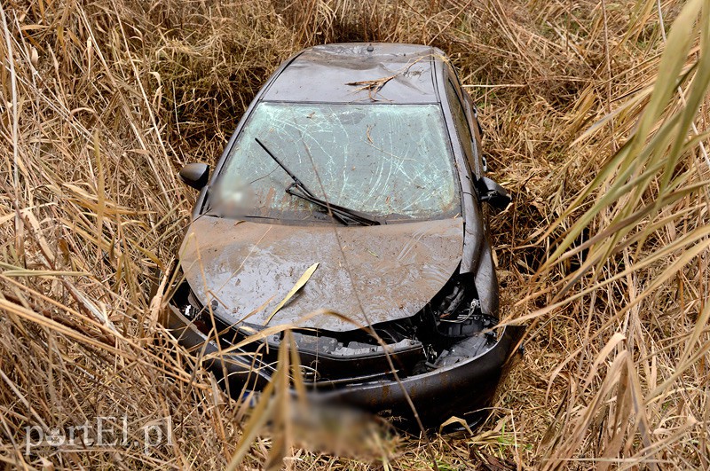 Toyotą wpadła do przydrożnego rowu