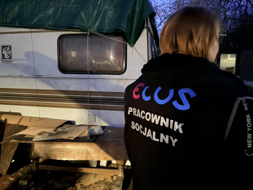 Po zmroku jeździli po mieście, licząc i pomagając bezdomnym