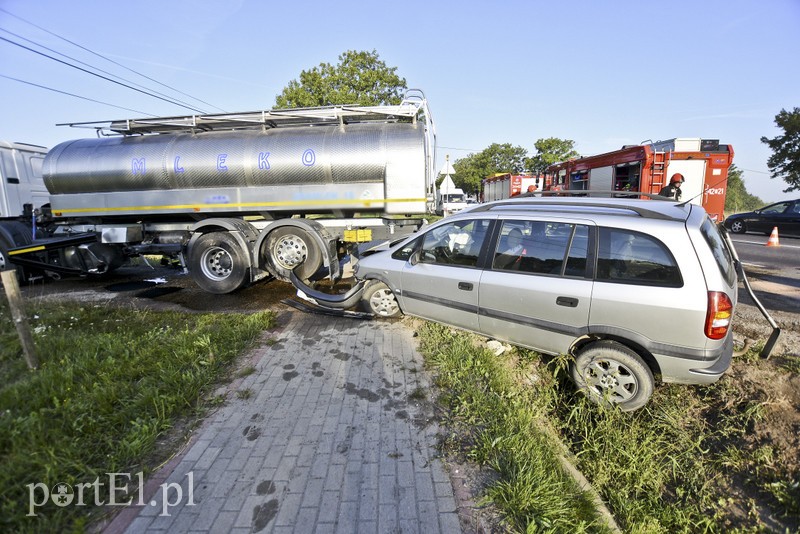Zderzenie opla z ciężarówką przy wyprzedzaniu