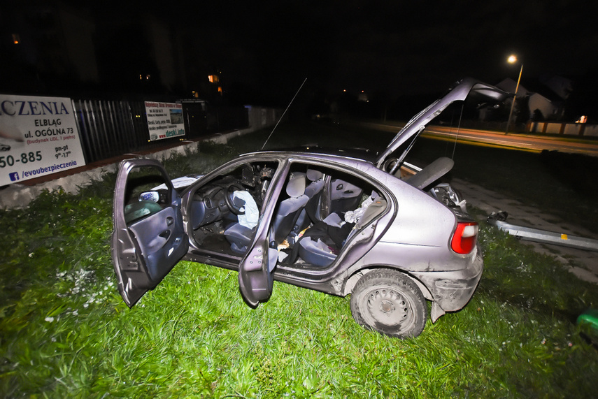 Po uderzeniu w lampę, auto stanęło w płomieniach. Kierowca uciekł