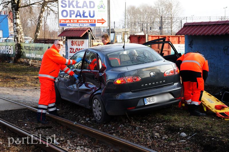 Grunwaldzka: zderzenie tramwaju z osobówką
