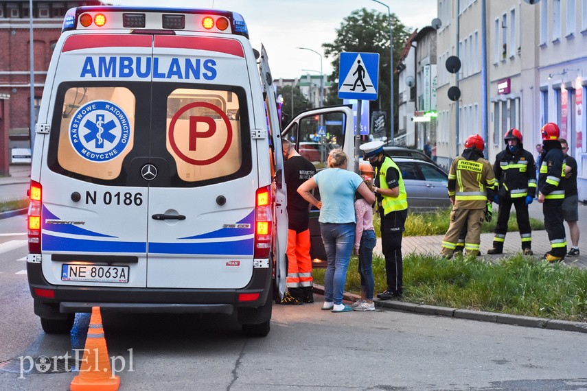 8-latka wbiegła na ruszające auto
