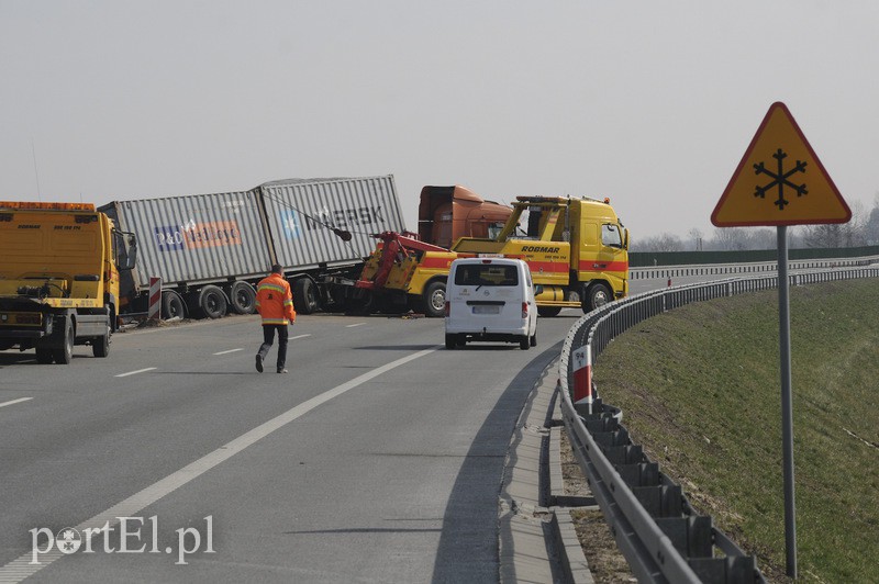  Przewrócił się tir, siódemka zablokowana