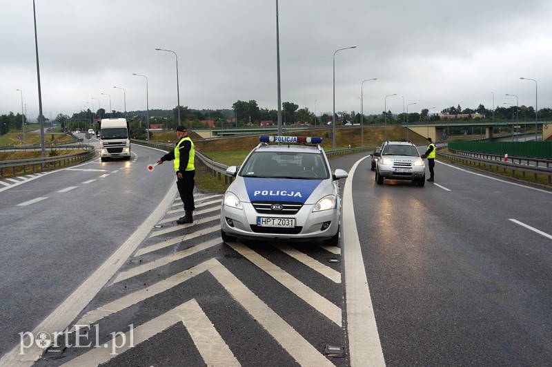 Drogi zalane olejem z uszkodzonego kombajnu
