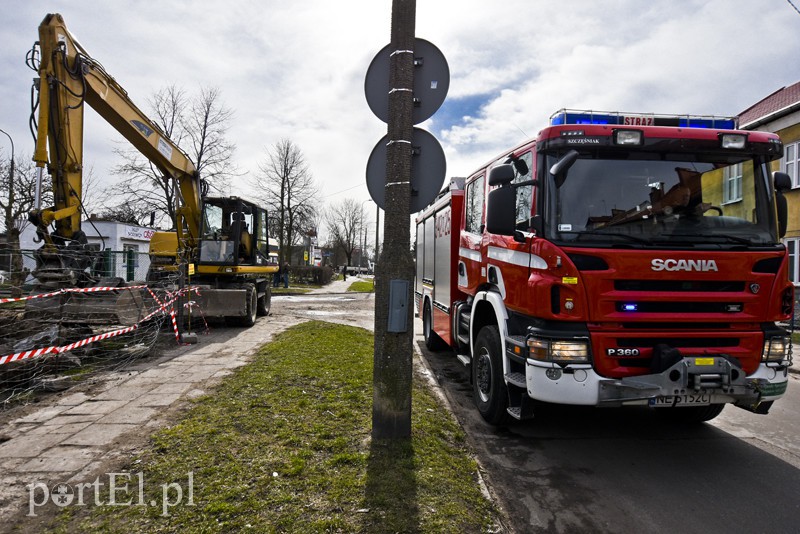 Wypadek na budowie, mężczyzna zasypany w wykopie