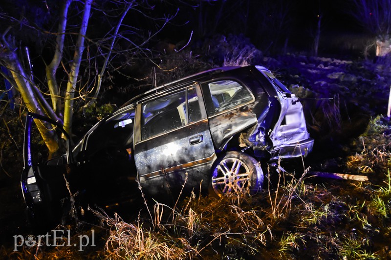 Uderzył w auto, stojce na poboczu