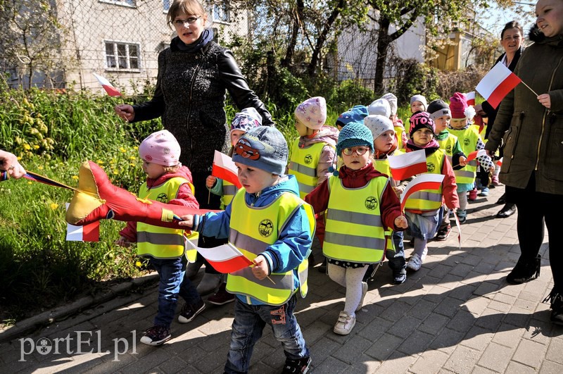 Przedszkolaki maszerowały z flagami