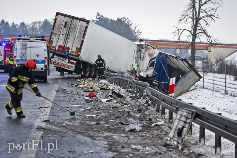 Wypadek ciężarówek na S7. Uwaga na utrudnienia
