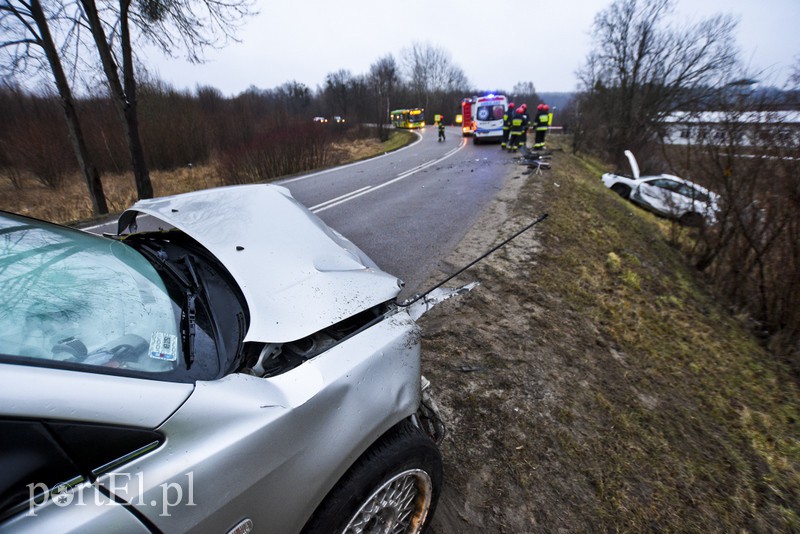 Zderzenie toyoty z mazdą przed cmentarzem