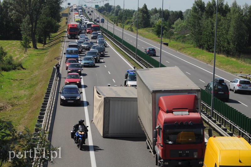  Utrudnienia na obwodnicy, przewróciła się naczepa