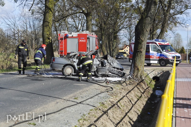 Mazdą uderzył w drzewo. Auto spłonęło