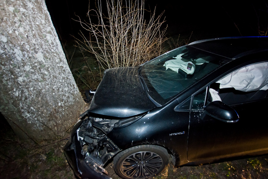 Kobieta kierująca toyotą uderzyła w drzewo