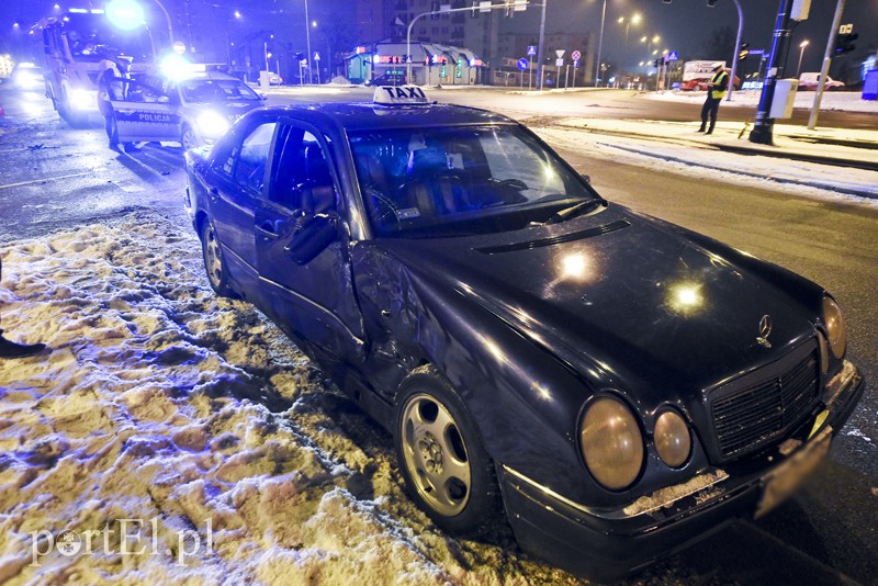 Zderzenie mercedesa z renault, jedna osoba w szpitalu