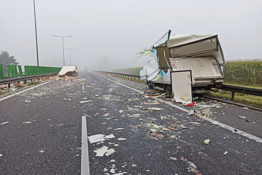 Kolizja aut dostawczych na S7, trasa zablokowana