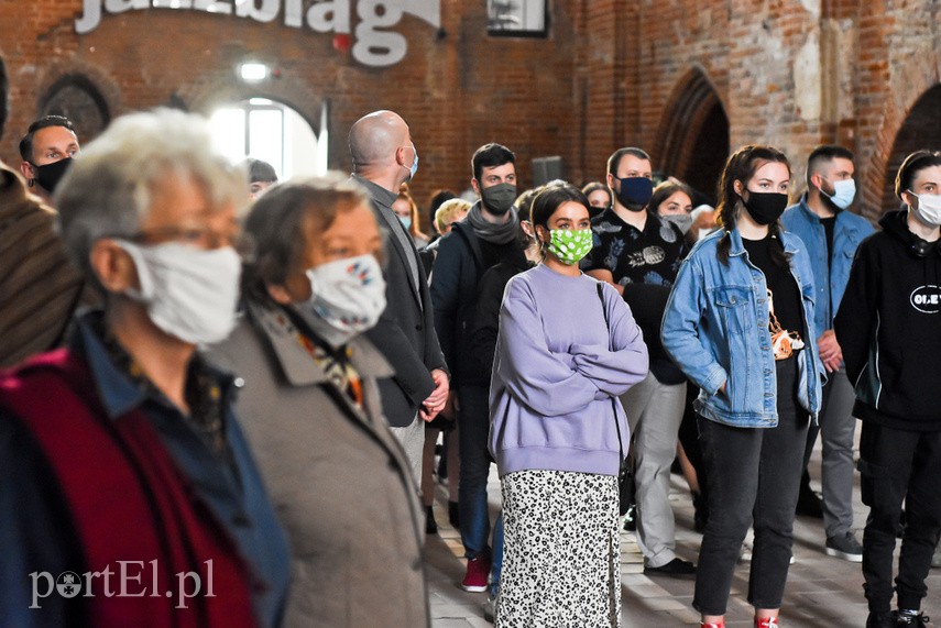 Stereotypowy mieszkaniec osiedla przykucnął w galerii