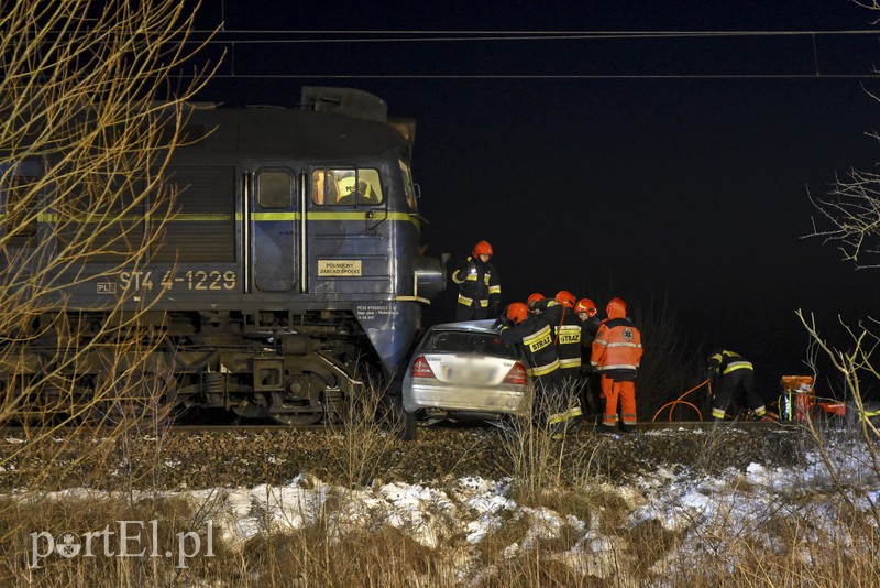 Wjechał mercedesem pod pociąg. Ruch wstrzymany